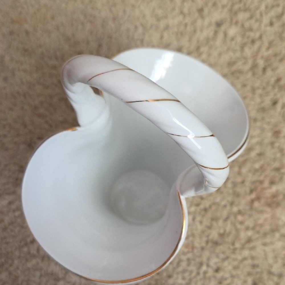 Peter Rabbit Ceramic Basket/Vase - Picture 4 of 7
